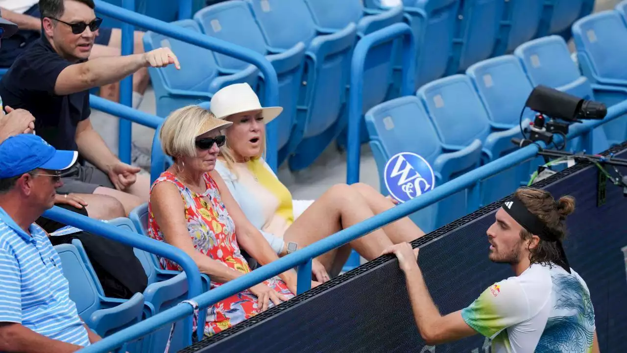 'Non ho mai visto una cosa del genere', in tribuna durante il match c'è chi imita un'ape e disturba Tsitsipas