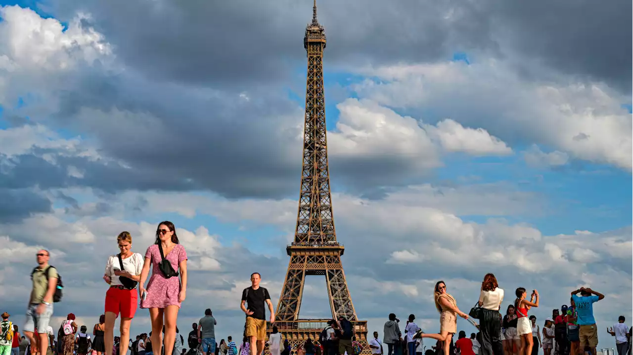 Un homme interpellé après avoir escaladé, puis sauté en parachute de la tour Eiffel