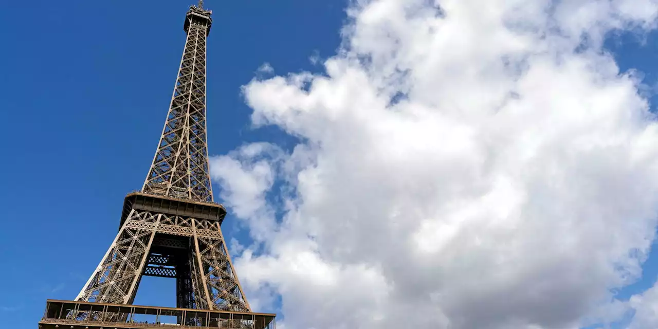 Paris : un homme interpellé après avoir sauté de la tour Eiffel en parachute