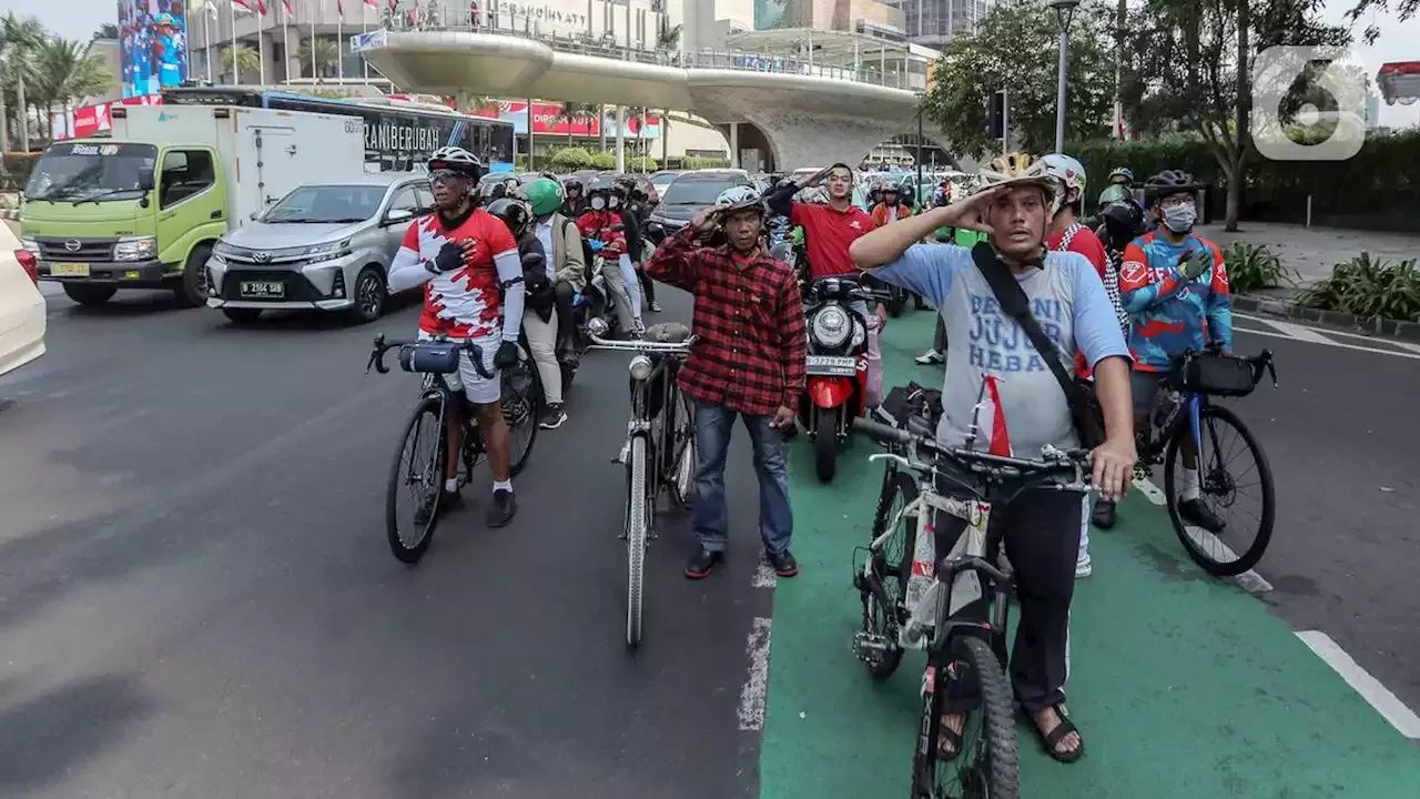 Detik-Detik Proklamasi Kemerdekaan RI, Pengendara Berhenti Sejenak ...