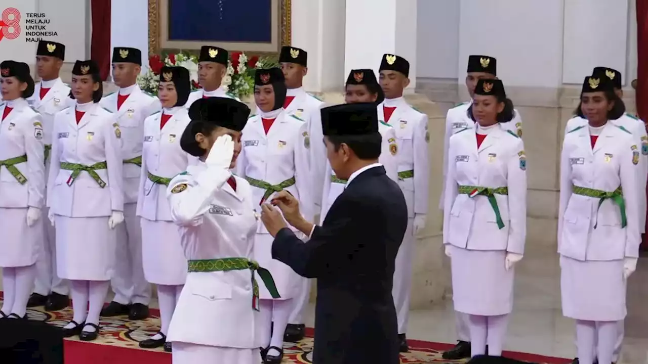 Pin Anggota Paskibraka Nasional Kachina Ozora Jatuh, Presiden Jokowi Refleks Berjongkok dan Memungutnya