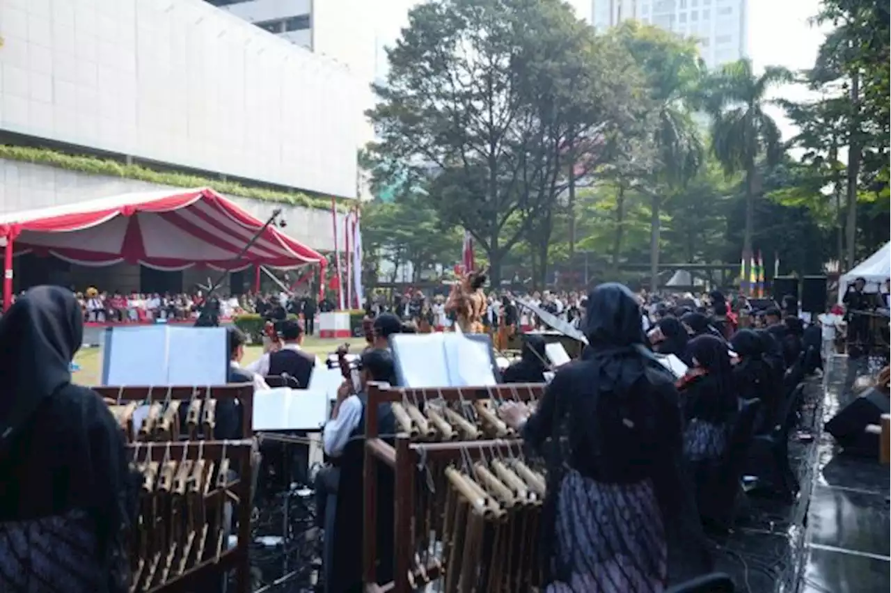 SMK TI Muhamadiyah Cikampek Suguhkan Pertunjukan Orkestra di Kemendikbudristek