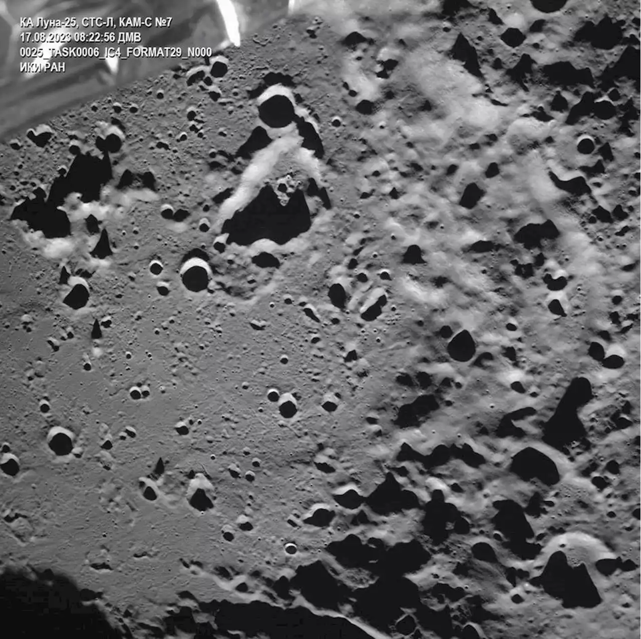 La sonda rusa Luna-25 envía fotografías de un cráter cercano al Polo Sur lunar