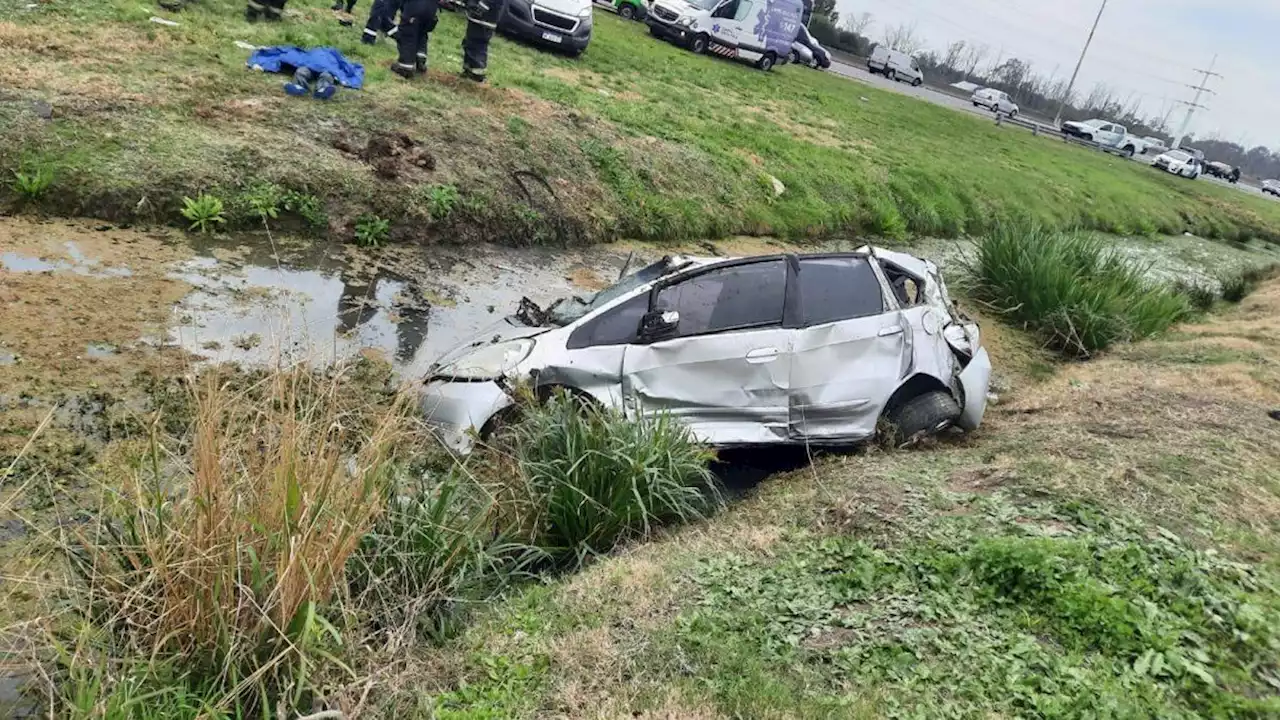 Autopista Buenos Aires-La Plata: una chica de 19 años murió tras el vuelco de un auto