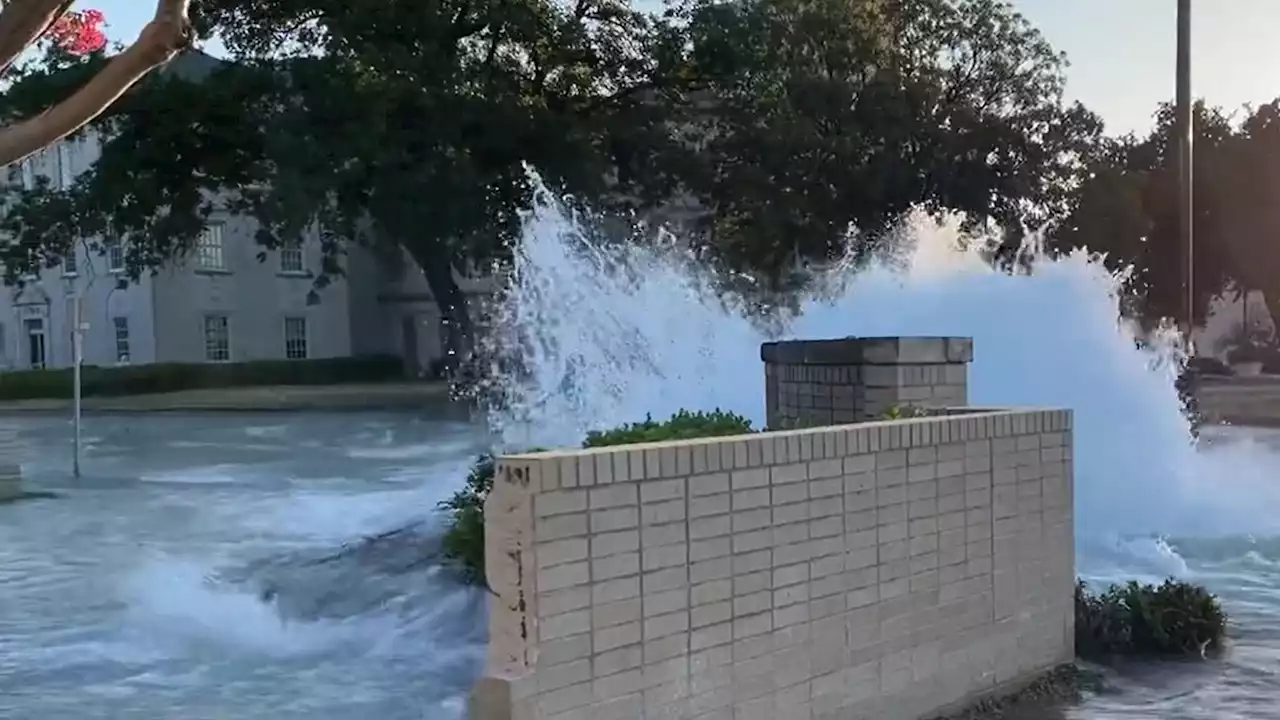 Water main break closes part of Lancaster Ave. in downtown Fort Worth