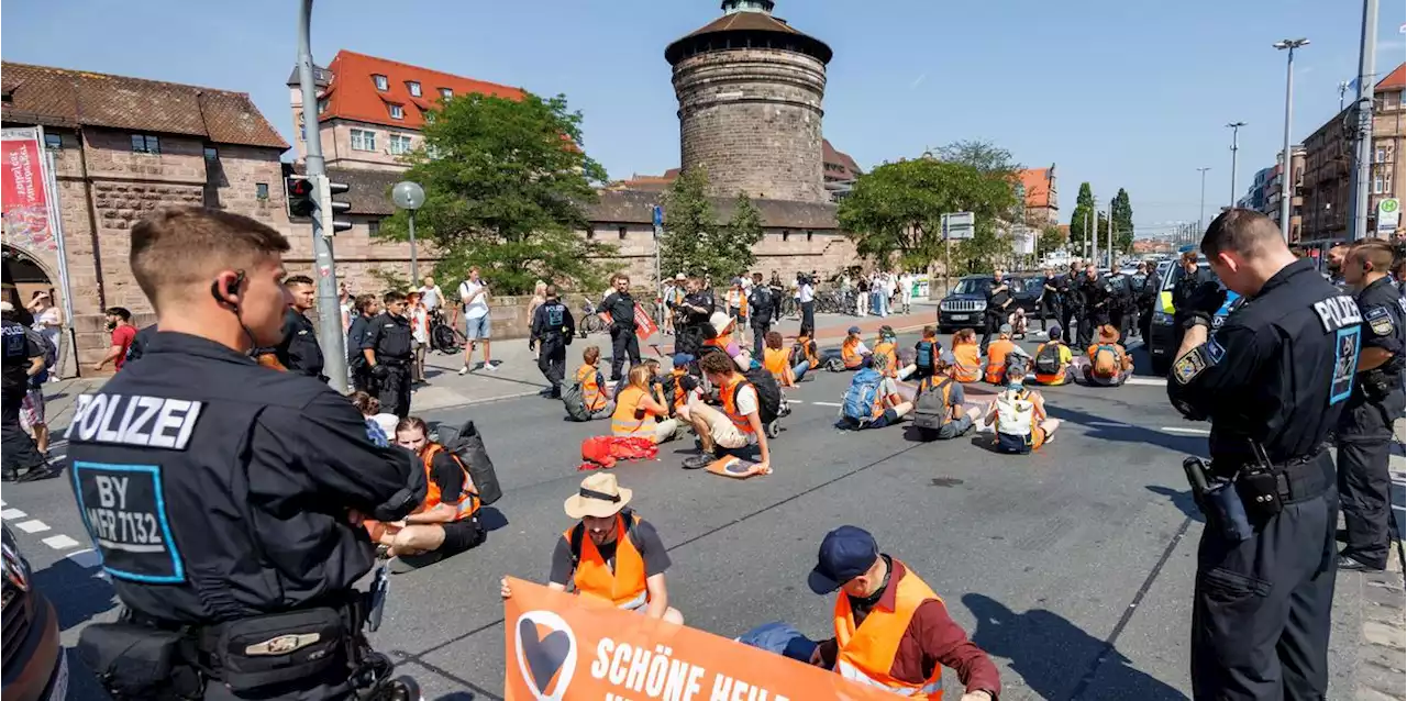 Letzte Generation blockiert Straßen am Nürnberger Hauptbahnhof