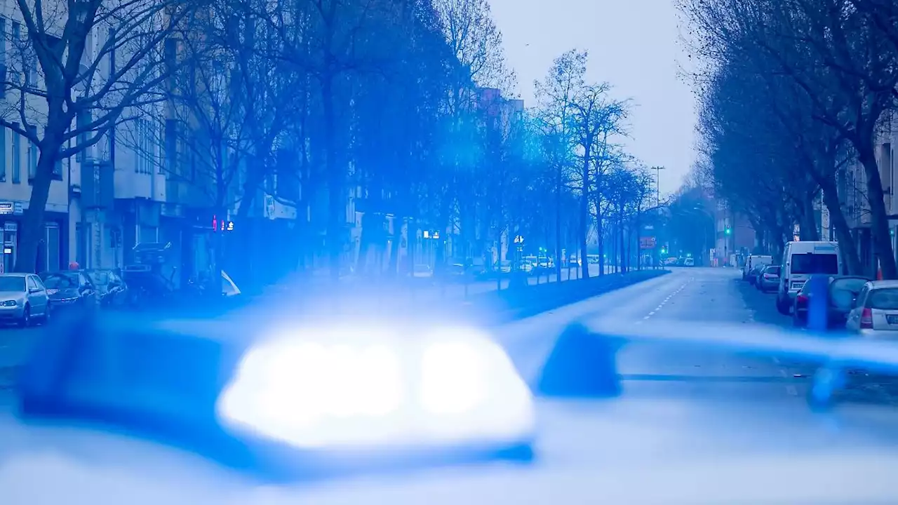 Mann bedroht, belästigt und bespuckt Reisende am Bahnhof