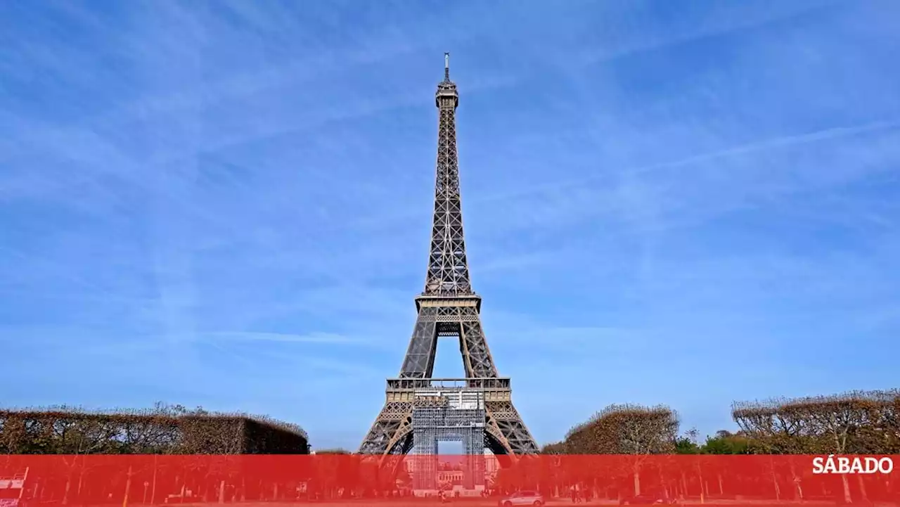 Alpinista detido após saltar da Torre Eiffel com um paraquedas