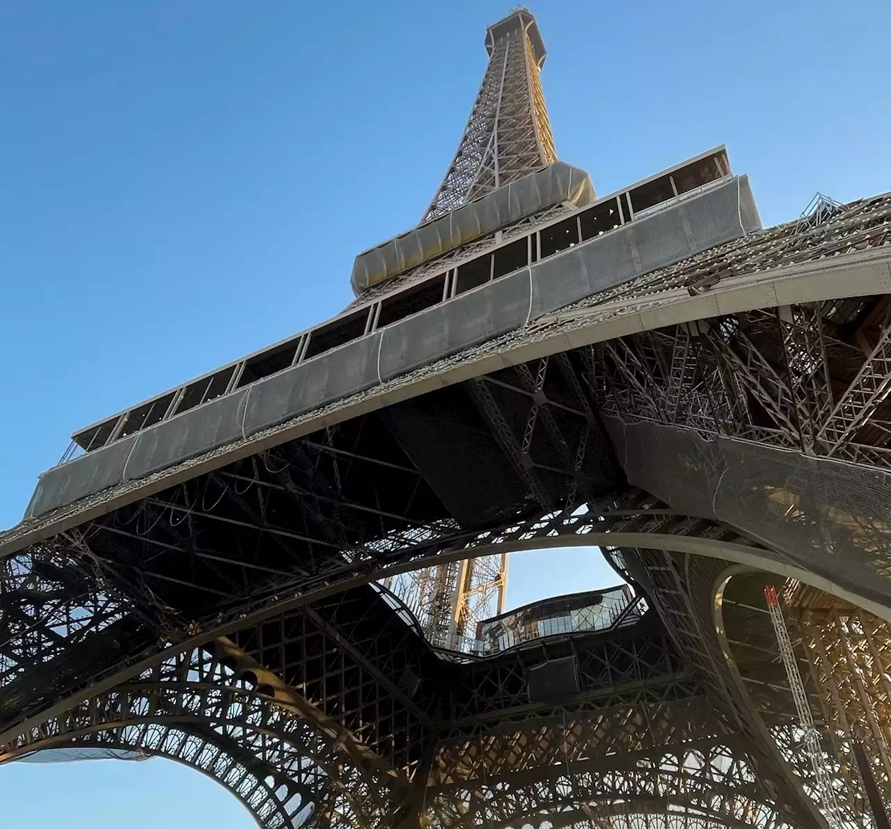 Paris : un homme arrêté après avoir sauté en parachute du 2e étage de la tour Eiffel