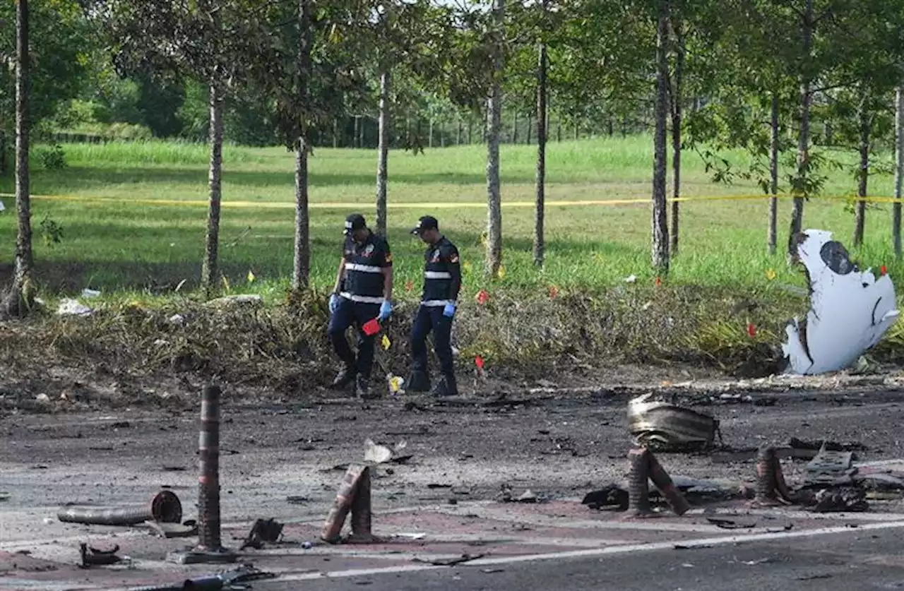 Avião cai em estrada na Malásia e mata pelo menos 10 pessoas