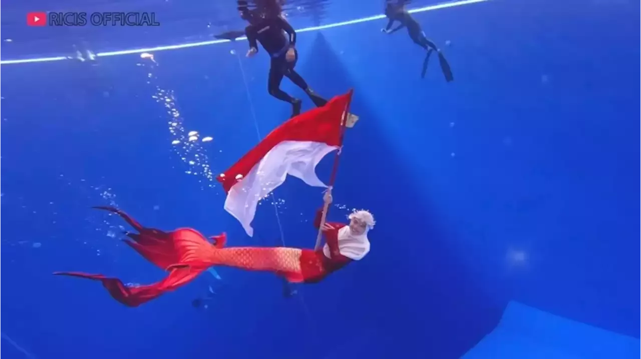 Pakai Kostum Mermaid Intip 10 Potret Ria Ricis Kibarkan Bendera Merah Putih Di Dalam Air 