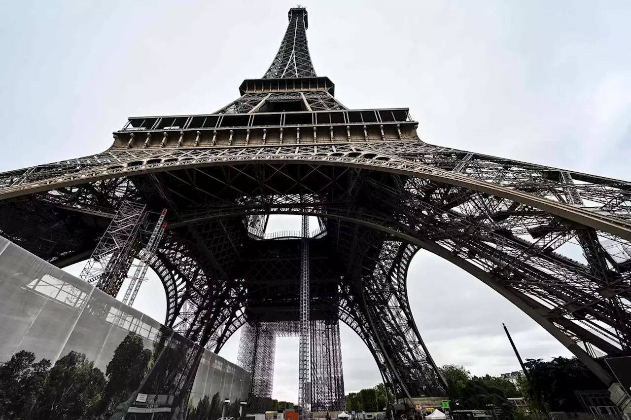 Paris Un grimpeur interpellé pour avoir sauté en parachute du troisième étage de la Tour Eiffel