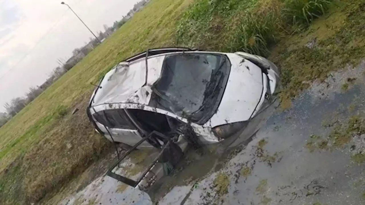 Tragedia en la Autopista Buenos Aires-La Plata: perdió el control de su auto, chocó y volcó