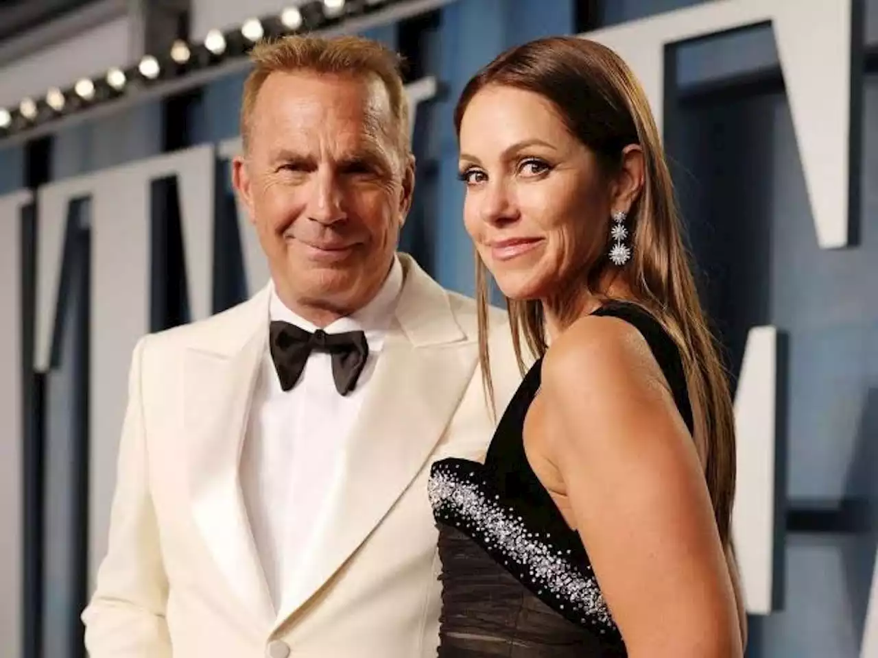 Kevin Costner’s estranged wife seen lugging boxes into storage unit