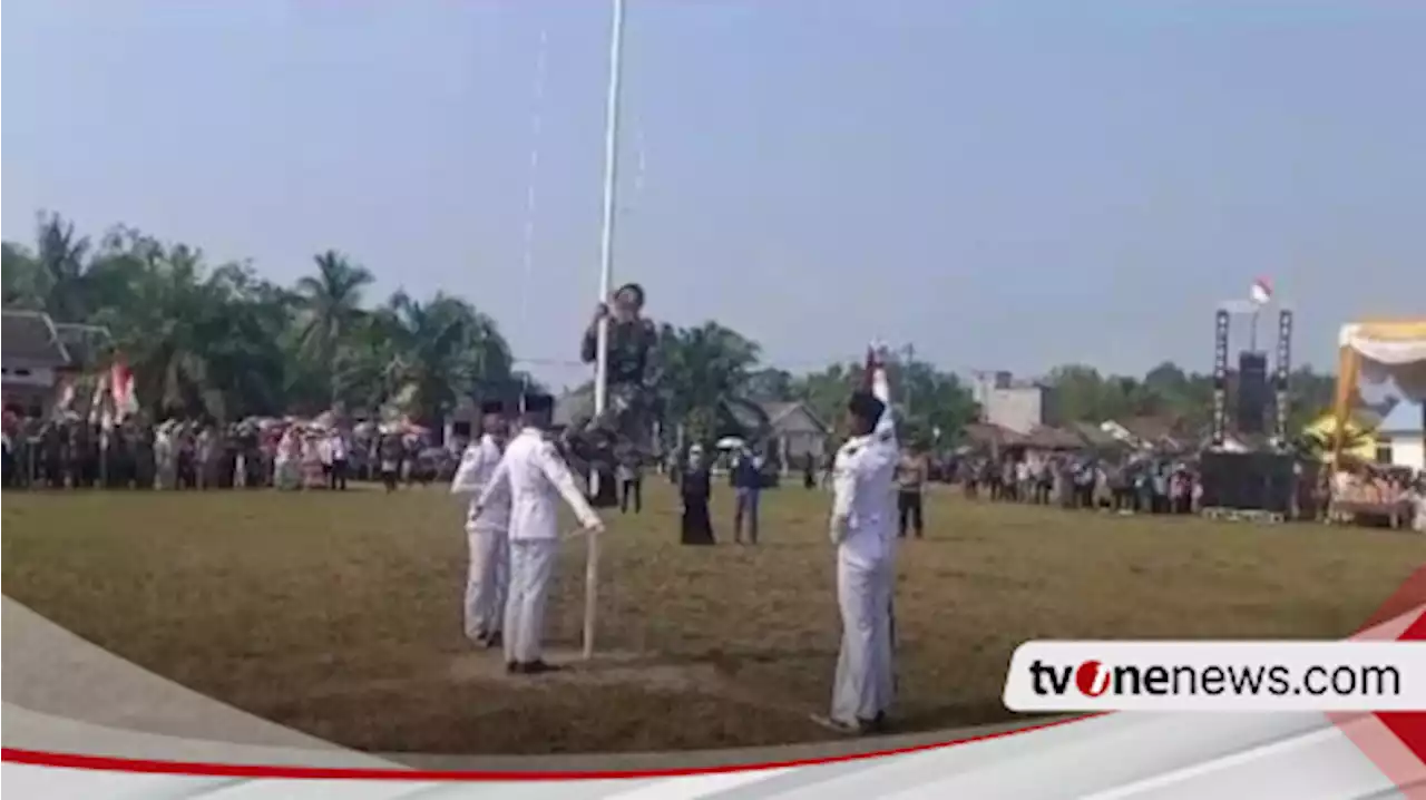 Heroik! Anggota TNI di Lampung Panjat Tiang Bendera Gegara Tali Putus saat Upacara HUT ke-78 RI