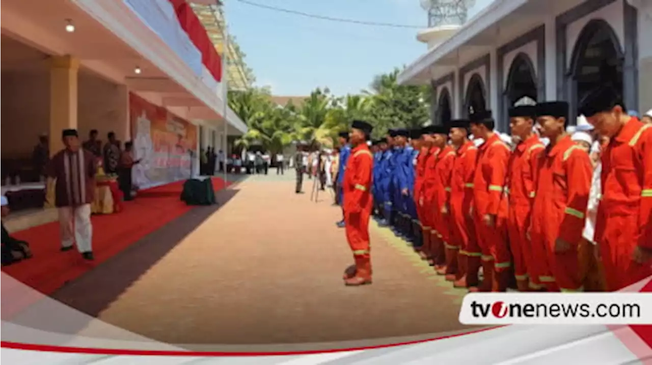 Upacara HUT RI ke-78, Ponpes Raudlatul Jannah Berikan Penghargaan Pada Santri SLB Berprestasi