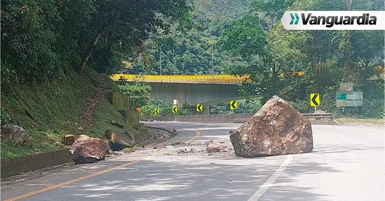 Cierre total de la vía al Llano por deslizamiento, luego del sismo en El Calvario