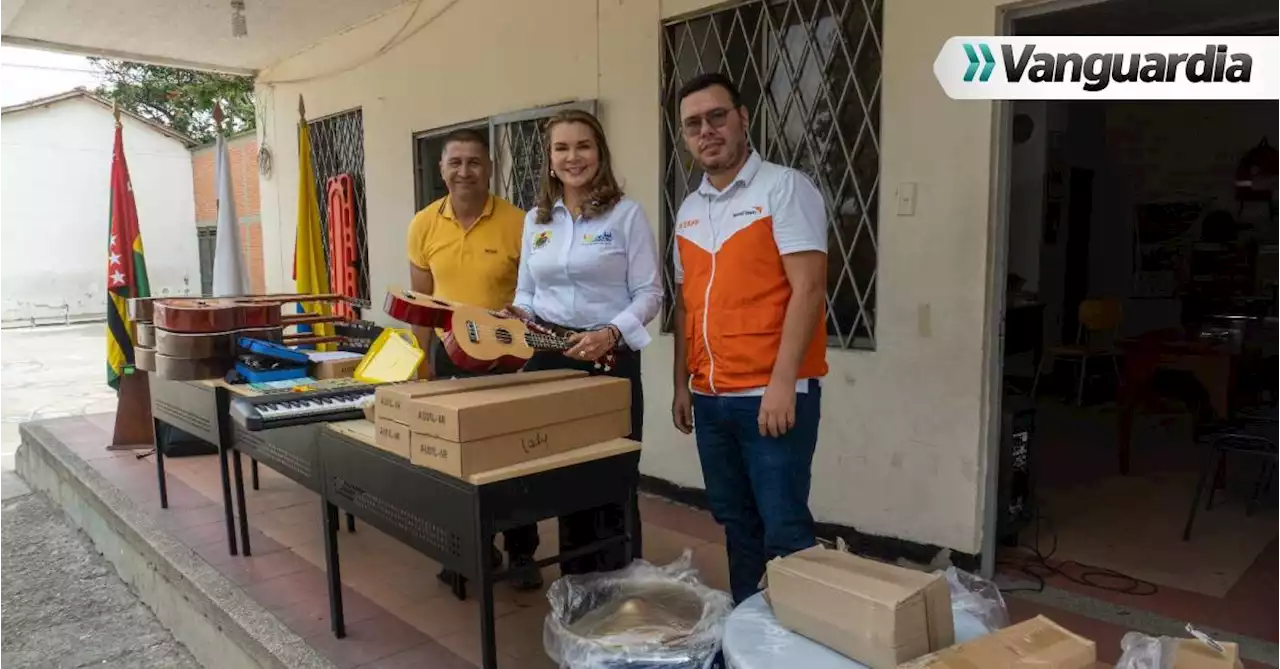 Estudiantes del Balbino García recibieron donación de instrumentos musicales