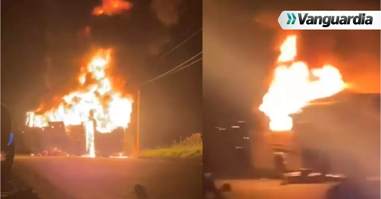 Video: Hombres armados quemaron un bus de servicio intermunicipal en la vía Pasto