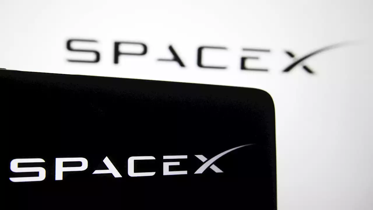 SpaceX вывела на орбиту еще два десятка спутников