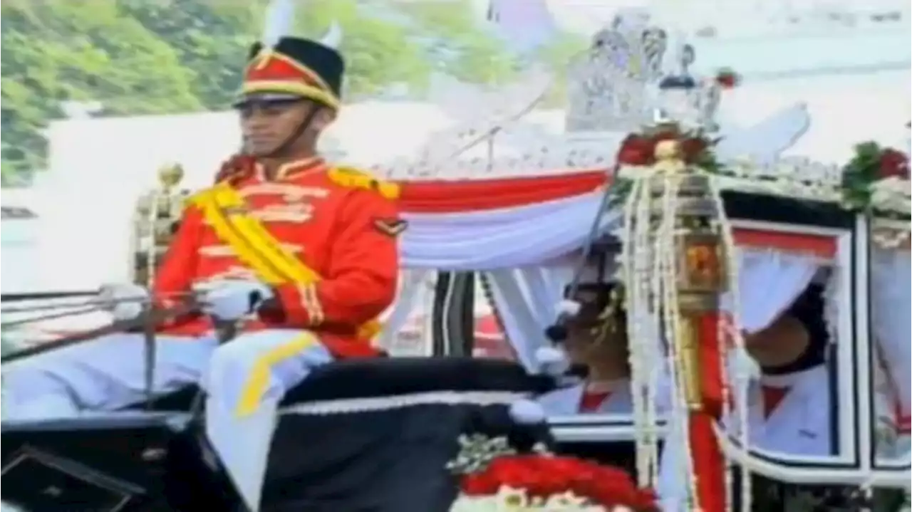 Bendera Merah Putih dan Teks Proklamasi Dibawa Pakai Kereta Kencana