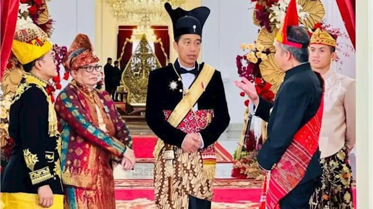 Pakai Baju Para Raja Pakubuwono Surakarta Hadiningrat, Jokowi Sapa Warga di HUT RI ke-78