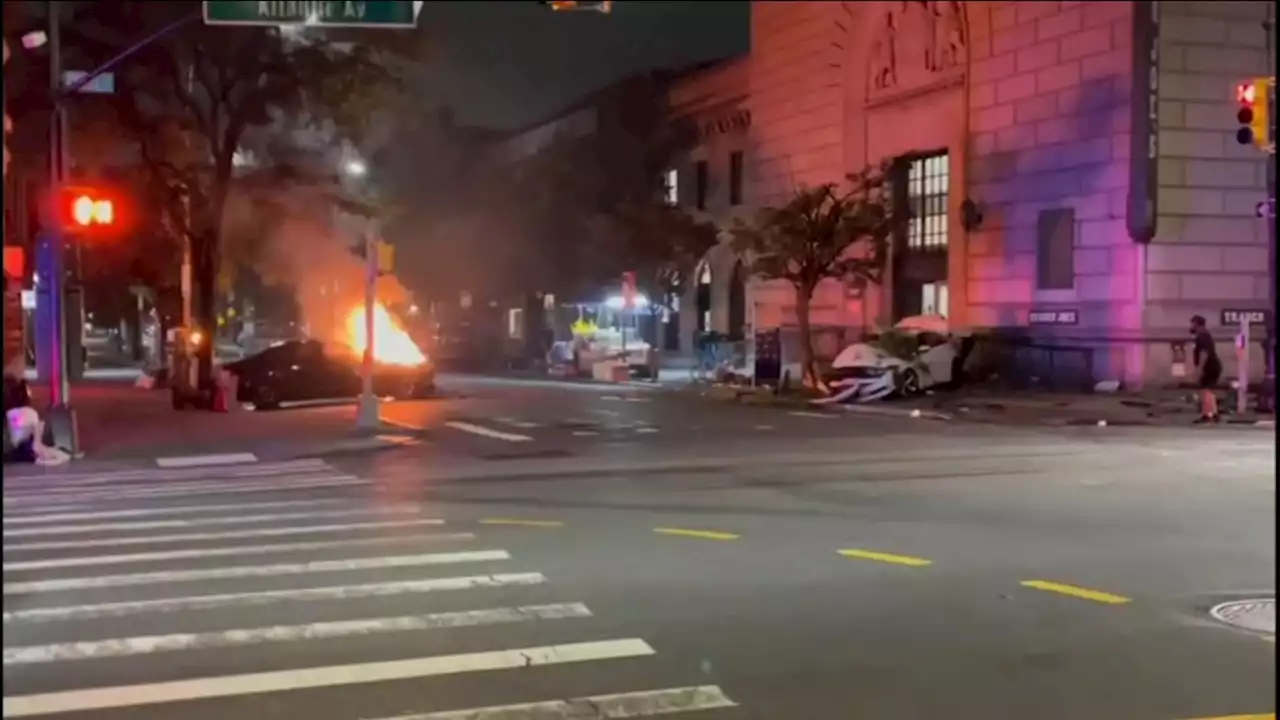 1 dead, 3 injured in fiery car crash in downtown Brooklyn