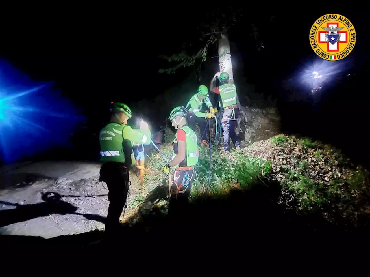 Brescia, incidente a Bagolino: finisce con la moto in una scarpata, morto 73enne