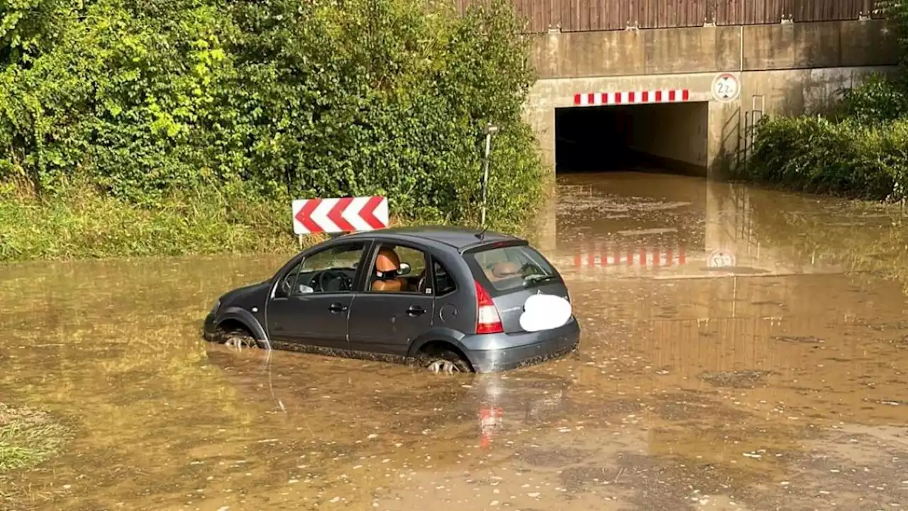 Unwetter im Raum Ulm: Landwirt rettet Frau und Kinder mit Traktor aus Auto