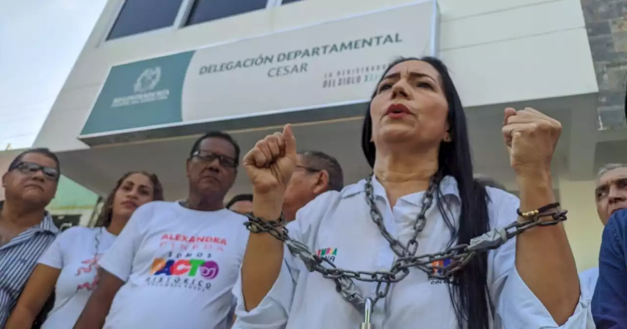 Encadenada en la Registraduría, mujer exige que avalen su candidatura a la Gobernación del Cesar