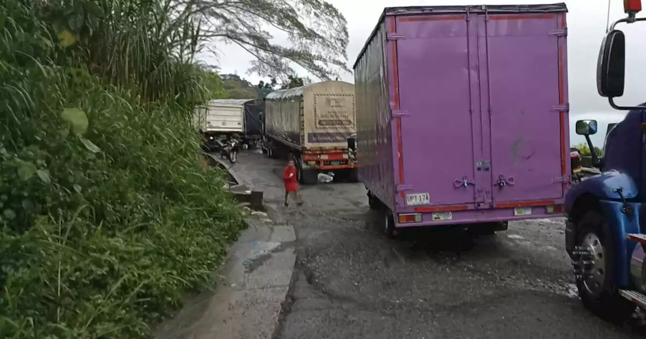 Preocupación por alimentos y cargas represadas por bloqueo en troncal a la costa