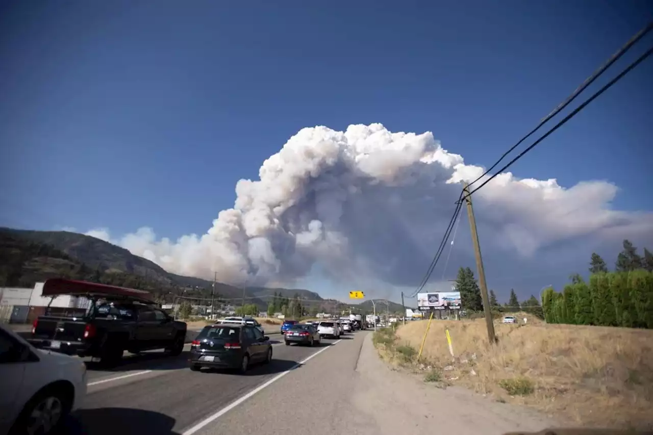 Fire threatens homes near West Kelowna, evacuation orders, alerts issued in Kelowna