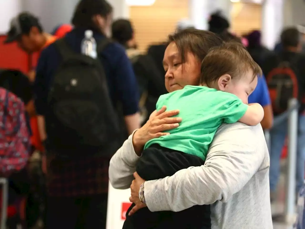 NWT evacuees pouring into Calgary as deadline to leave Yellowknife passes