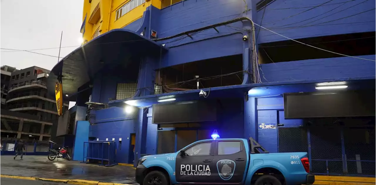 Allanamientos en Boca: incautaron un pistola calibre 22 y gran cantidad de entradas y acreditaciones