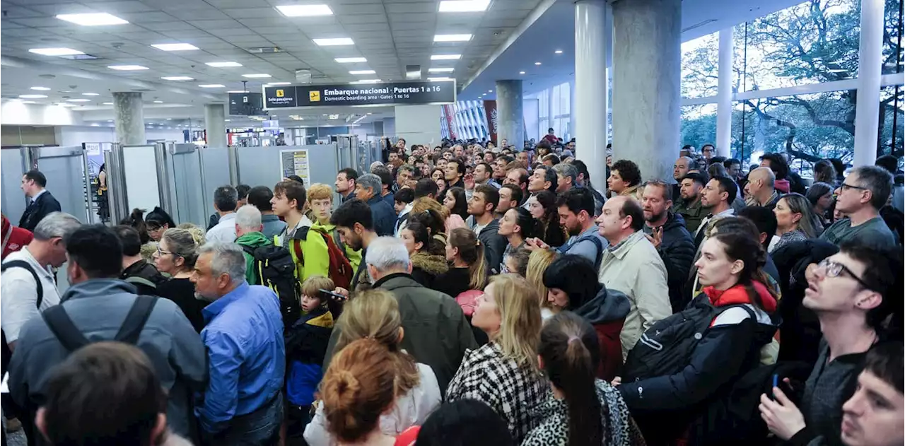 Fin de semana largo: se normaliza la situación en Aeroparque, pero aún hay demoras por el 'efecto arrastre' del temporal