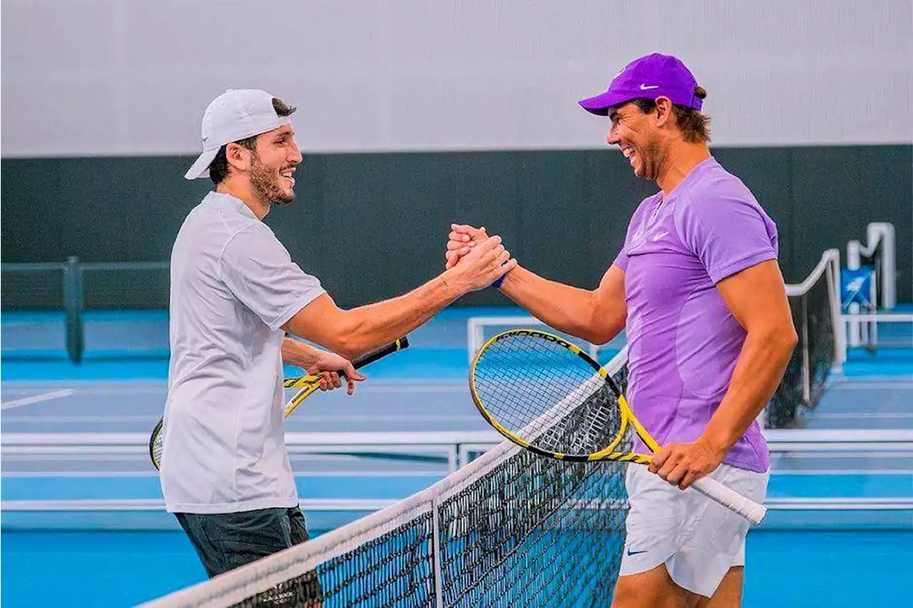 Yatra cambia la música por el tenis: entrena con Nadal para enfrentar a Alcaraz