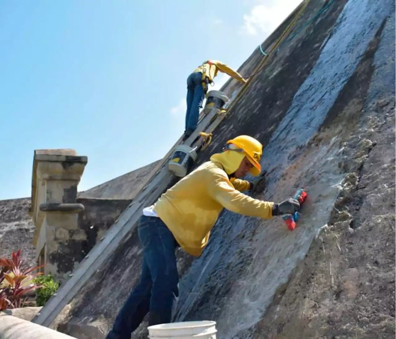 Realizan labores de mantenimiento en las fortificaciones de Cartagena