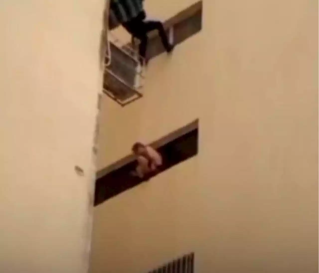 Video: el heroico rescate a un hombre que iba a saltar de un edificio