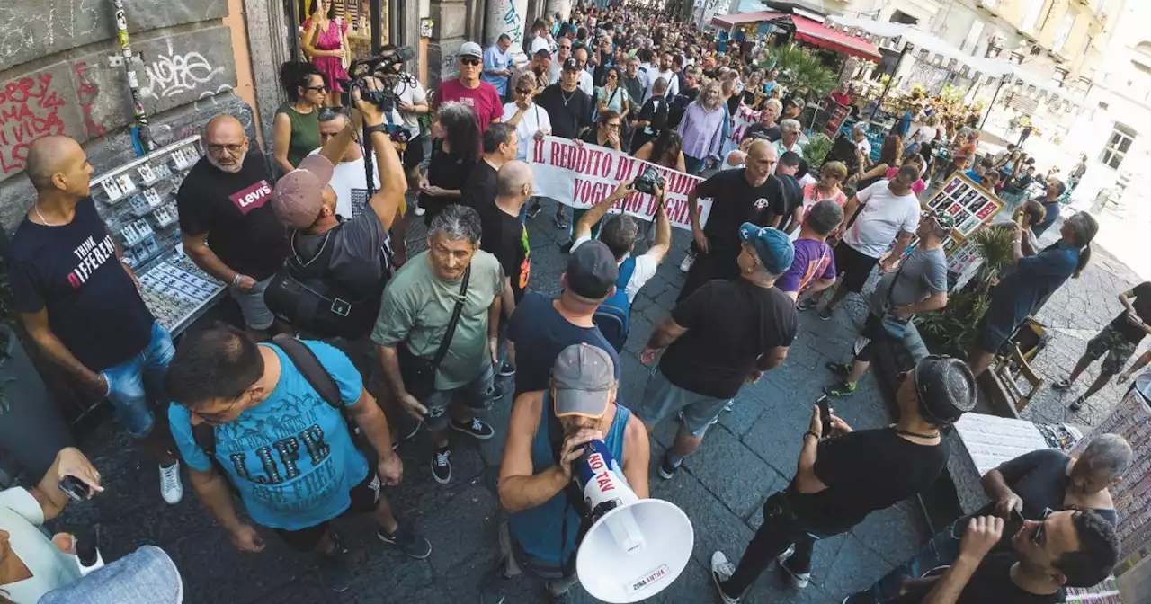 Latina, un altro sfregio ai poveri: tutti in coda in Comune per la card