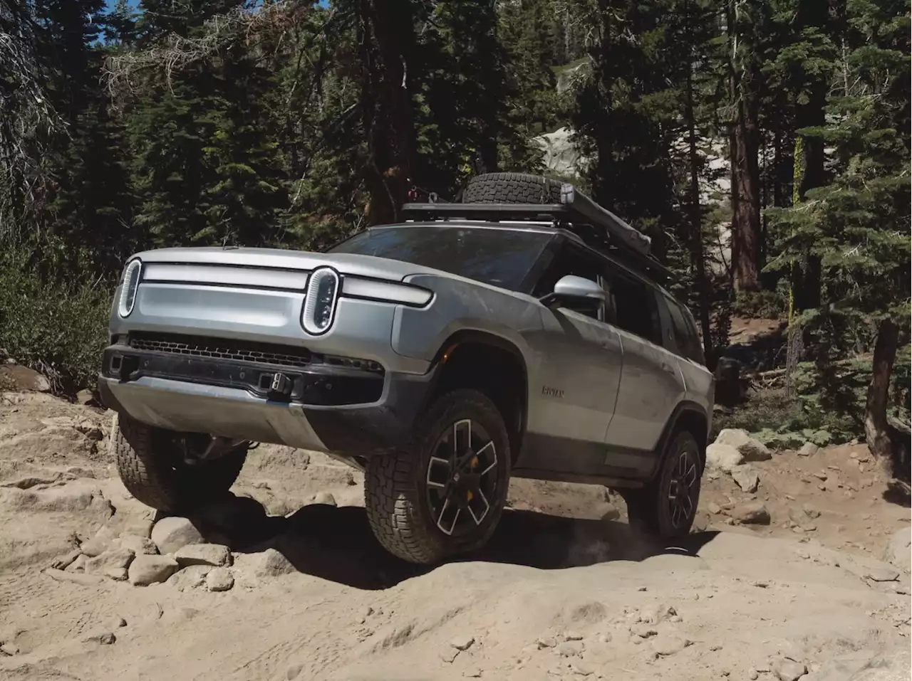 Rivian R1S med dubbla motorer tar sig 56 mil. EPA-siffrorna är nu släppta.