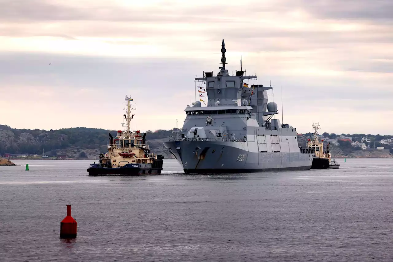 Jättefregatten Rheinland-Pfalz lägger till i Göteborgs hamn