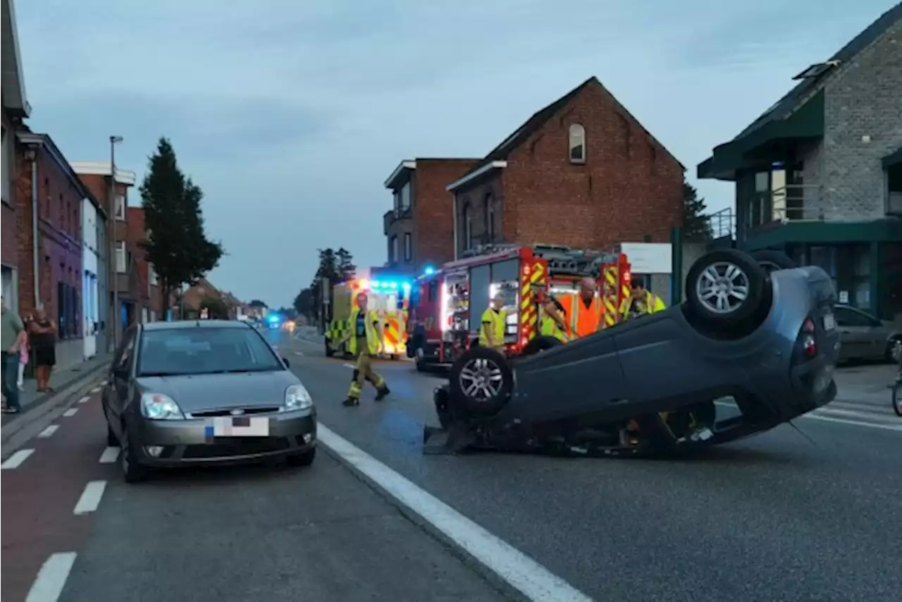 Bestuurder ramt twee geparkeerde wagens en gaat over de kop