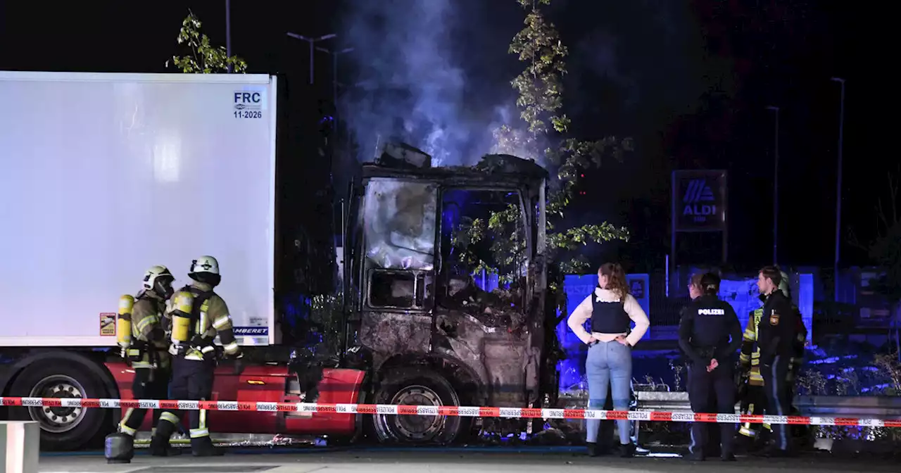 Sattelzug fängt an Tankstelle in Altdorf Feuer und brennt komplett aus