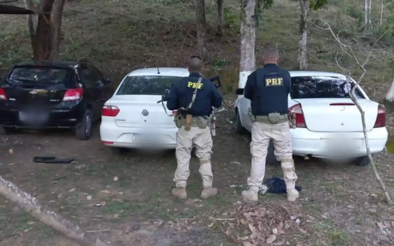 PRF encontra casa usada para desmanche de carros e apreende três veículos roubados em Duque de Caxias | Rio de Janeiro