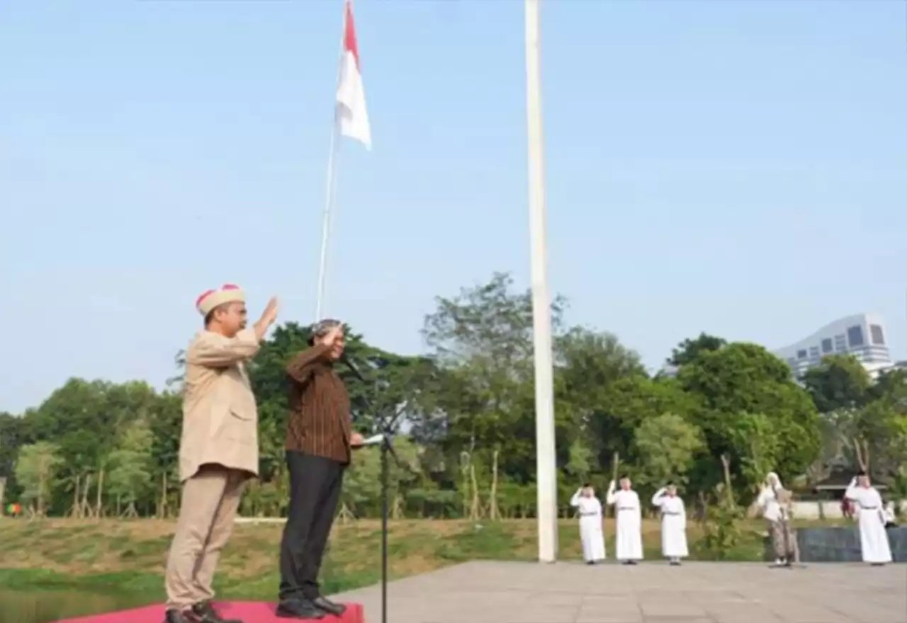 Digebuk Bantal oleh Pak RT, Anies Baswedan Tercebur di Waduk