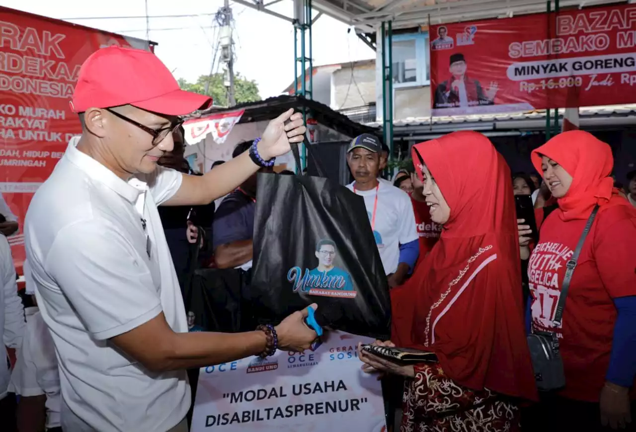 Sandiaga Beri Bantuan Modal Usaha dan Sembako Murah Bagi Masyarakat Manggarai