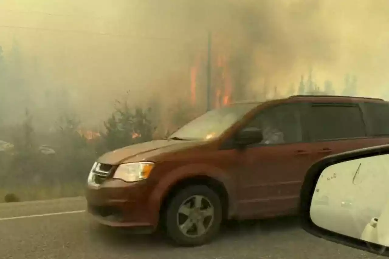 Incendios en Canadá: la desesperada huida de Yellowknife, con los incendios a apenas 15 kilómetros