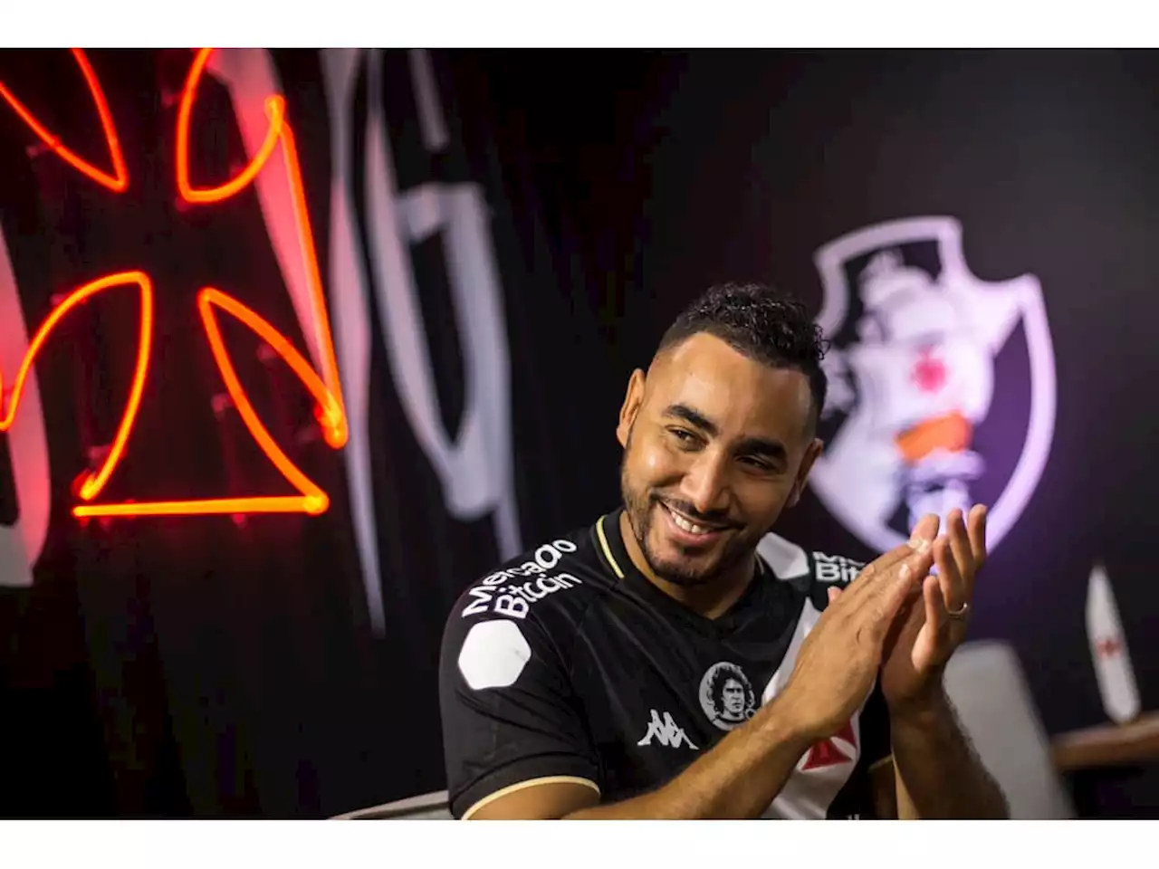 Entenda o que falta para Dimitri Payet estrear com a camisa do Vasco