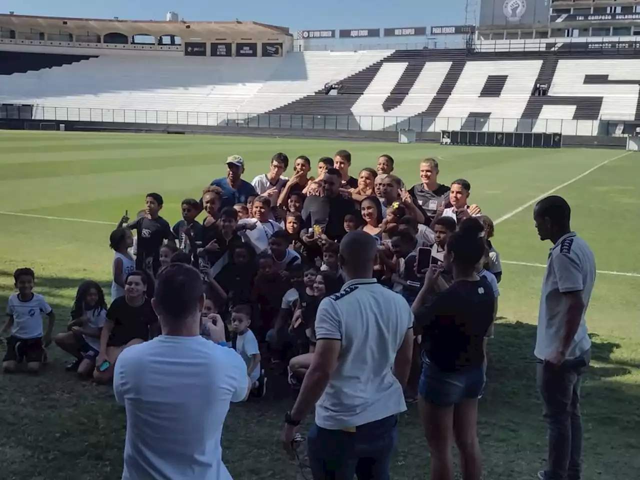 VÍDEO: Após apresentação, Payet é festejado por crianças da Barreira do Vasco em São Januário