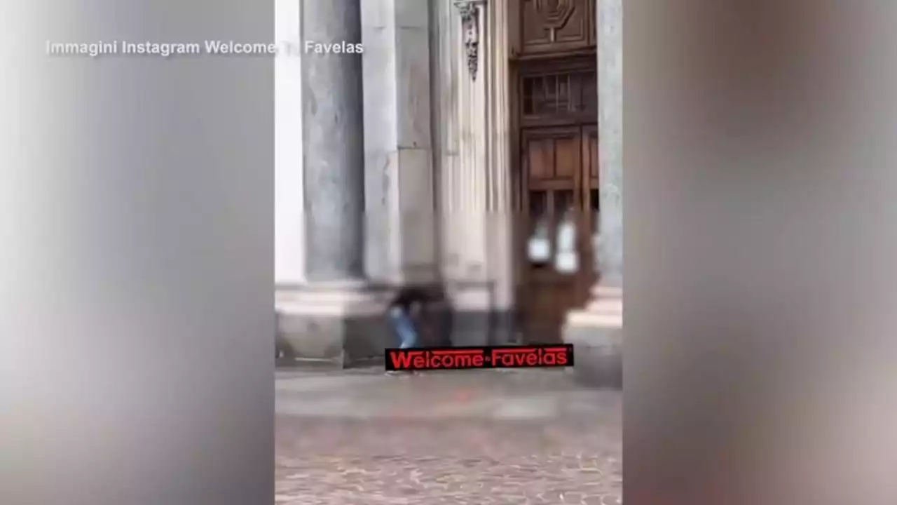 Torino, uomo colpisce la porta della chiesa di Santa Cristina gridando bestemmie